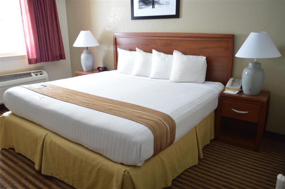 Best Western Hospitality House Emporia Room photo