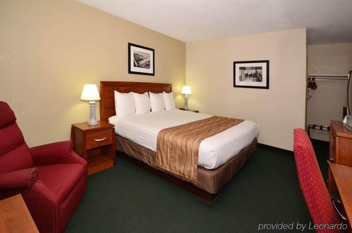 Best Western Hospitality House Emporia Room photo