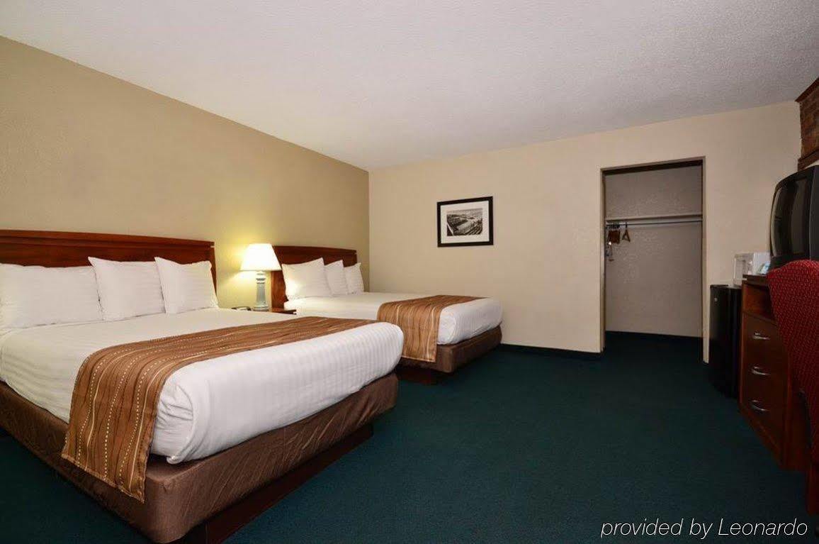 Best Western Hospitality House Emporia Room photo