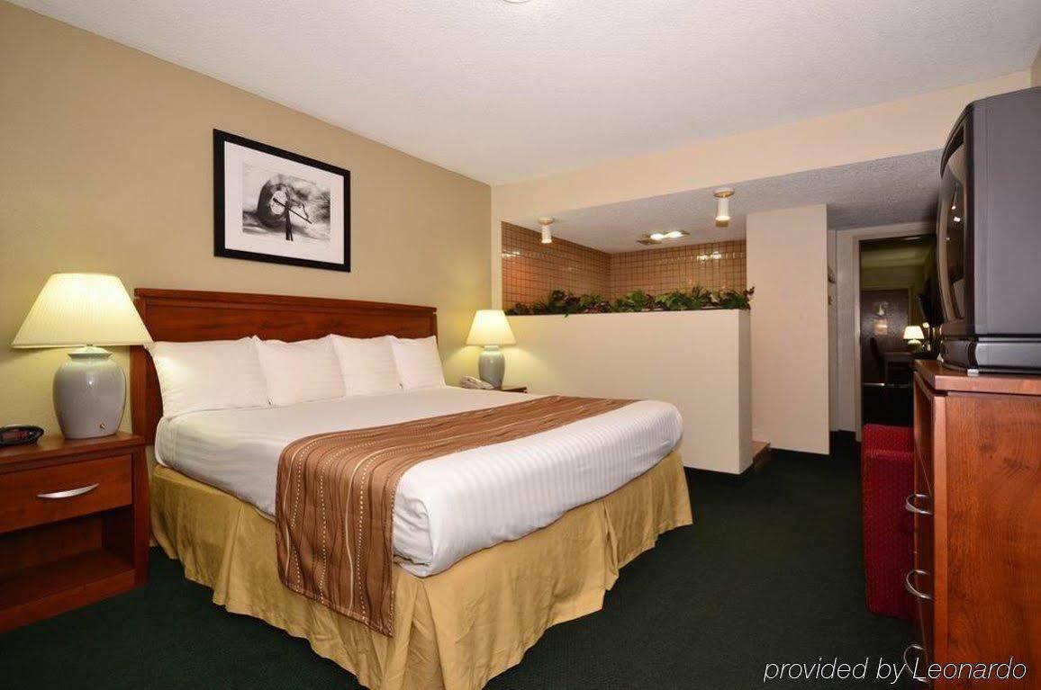Best Western Hospitality House Emporia Room photo